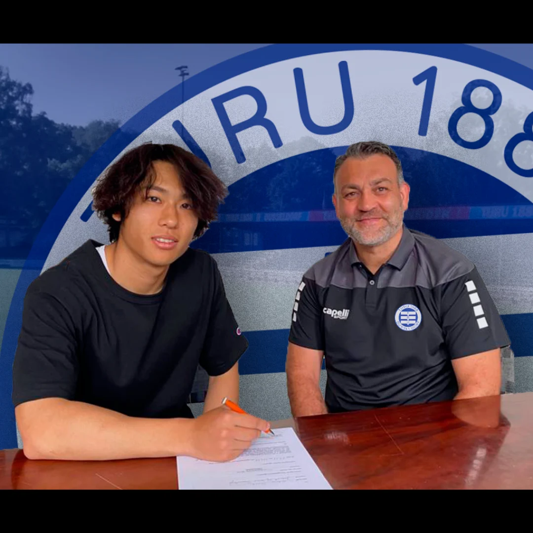 Mikura Suzuki unterschreibt